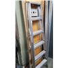 Image 2 : 6 FOOT ALUMINUM STEP LADDER