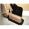 Image 2 : 2 SHOVELS RAKE AND BROOM