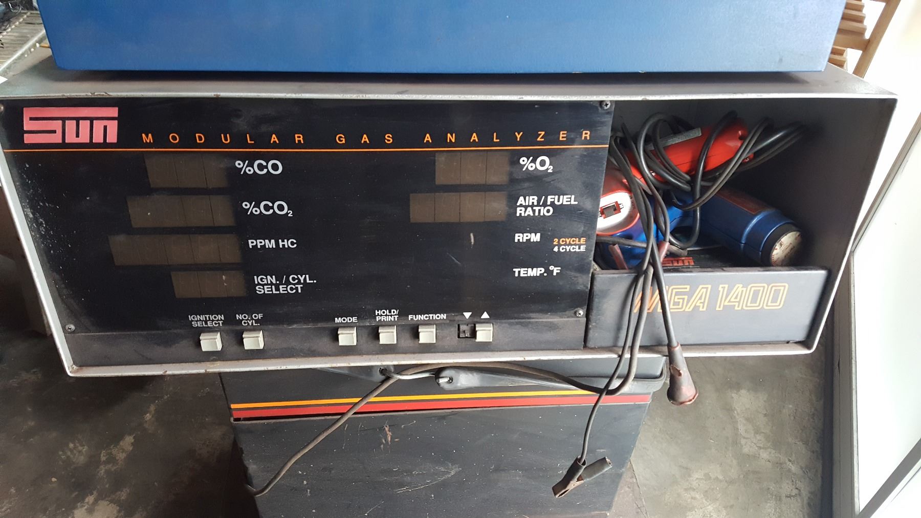 Sun Modular Engine Analyzer SUN MICRO 2 PERFORMANCE ANALYZER AND MODULAR GAS ANALYZER ON ROLLING STAND
