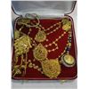 Image 3 : BLUE AND RED VELVET CASES OF JEWELLRY