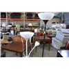 Image 2 : WHITE FLOOR LAMP WITH READING LIGHT AND BLACK FLOOR LAMP