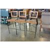 Image 2 : 3 RATTAN BARSTOOLS