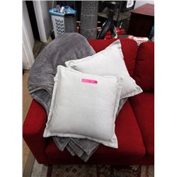 New King Size Fleece Blanket & 2 Throw Cushions