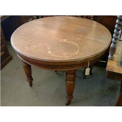 An Edwardian mahogany circular extending dining table, Dia 107cms H 74cms...