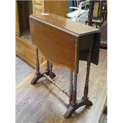 An Edwardian satinwood-banded mahogany sutherland table, H 56.5cm W 53.5cm...