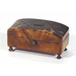 Rectangular tortoiseshell snuff box on bra…