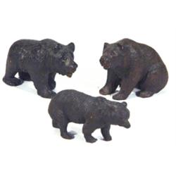 Three Black Forest carved brown bears, lar…