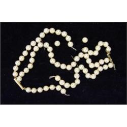 Pearl bracelet with a 14K gold clasp…