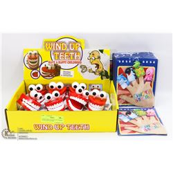 STORE DISPLAY WITH CHATTERING TEETH WITH FINGER