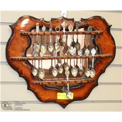 WOODEN LACQUERED SPOON REST FILLED