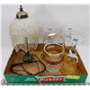 Image 1 : SMALL LAMP WITH TASSELS, WINE GLASSES AND MORE