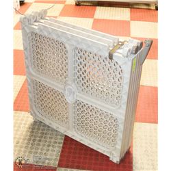 DOG OR KIDS PLAY PEN 3'X5.5'