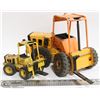 Image 1 : TWO VINTAGE METAL TONKA FORKLIFT