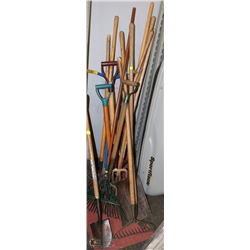 LARGE BUNDLE OF ASSORTED YARD TOOLS