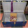 Image 1 : VINTAGE TRUNK WITH CONTENTS