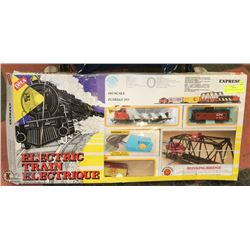 VINTAGE BOXED ELECTRIC TRAIN SET.
