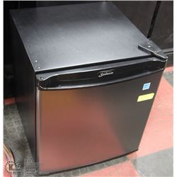 SUNBEAM MINI FRIDGE