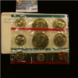 1042 _ 1975 P & D U.S. Mint Set in original government holder as issued. With scarce Type One Dollar