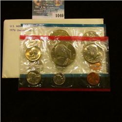1046 _ 1976 P & D U.S. Mint Set in original government holder as issued. With Type Two Dollars.