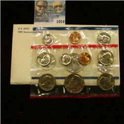 1054 _ 1981 P & D U.S. Mint Set in original government holder as issued. With Susan B. Anthony Dolla