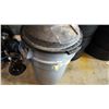 Image 2 : 2 GARBAGE CANS WITH LID