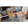 Image 1 : 2 METAL STOOLS
