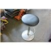 Image 2 : SHOP BAR STOOL