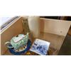 Image 2 : BED WARMER TEAPOT AND CRYSTAL VASE