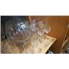 Image 3 : SHELF LOT OF GLASSES AND LARGE GLASS VASE