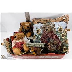 BOYDS BEARS COLLECTIBLES INCL WALL TAPESTRY
