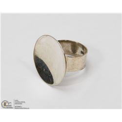STERLING SILVER DISC RING SIZE 7.