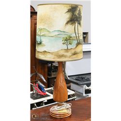 VINTAGE WOOD BASE DESIGNER SHADE TABLE LAMP.