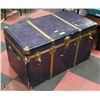 Image 1 : LARGE BLUE STORAGE TRUNK NO KEYS