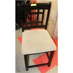 BLACK COUNTER HEIGHT CHAIR
