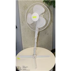 WHITE FLOOR STANDING 3-SPEED OSCILLATING