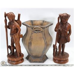 FLAT WITH ESTATE WOOD CARVINGS AND PLANTER