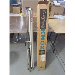 KNOX projector screen, 40"x40" w/tripod stand