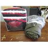 Image 1 : BED IN A BAG red/black, 1 green sleeping bag