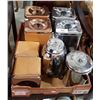 Image 1 : BOX LOT VINTAGE COLLECTIBLE KITCHEN WARE