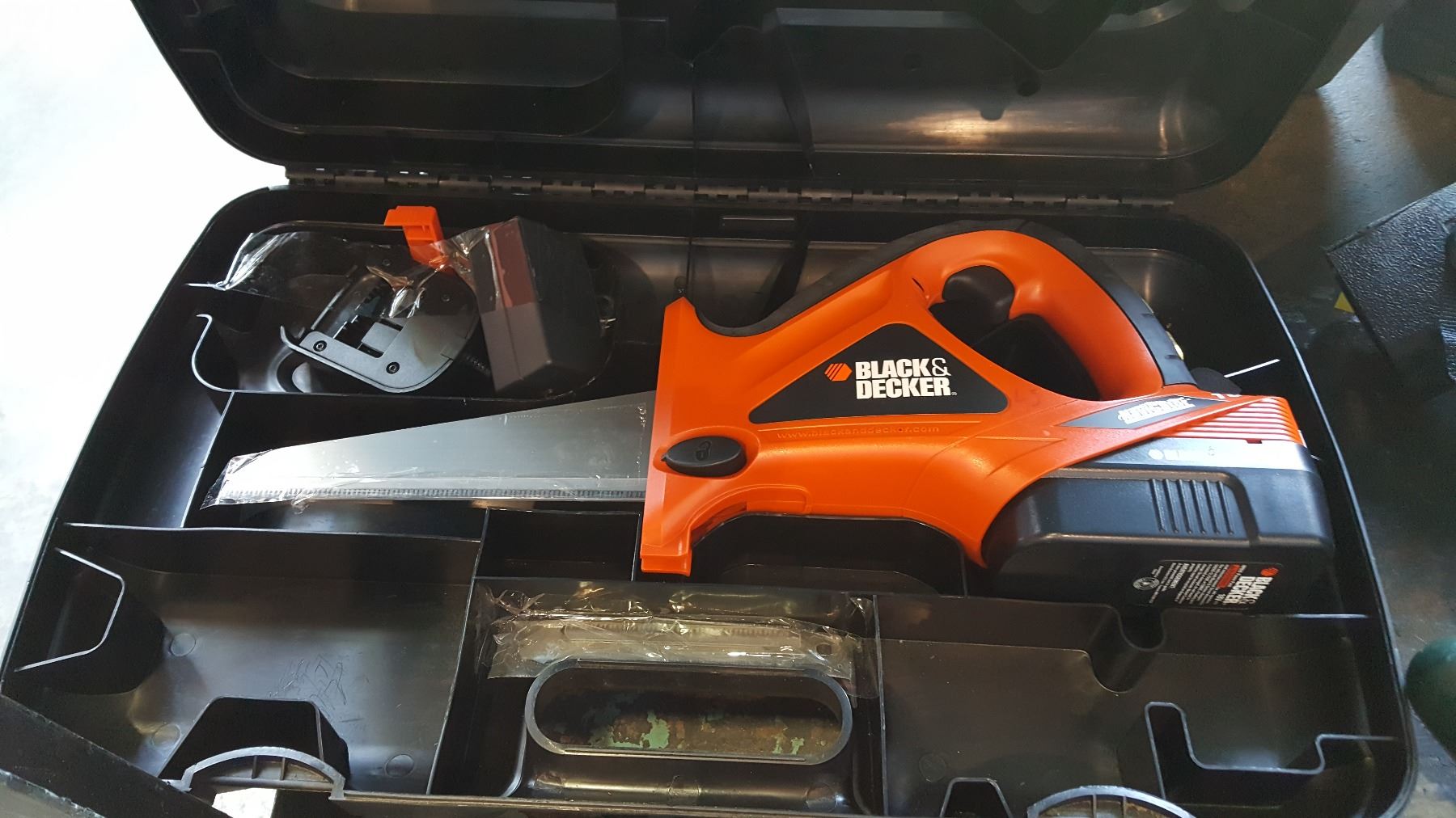 CASED BLACK AND DECKER NAVIGATOR CORDLESS HAND SAW
