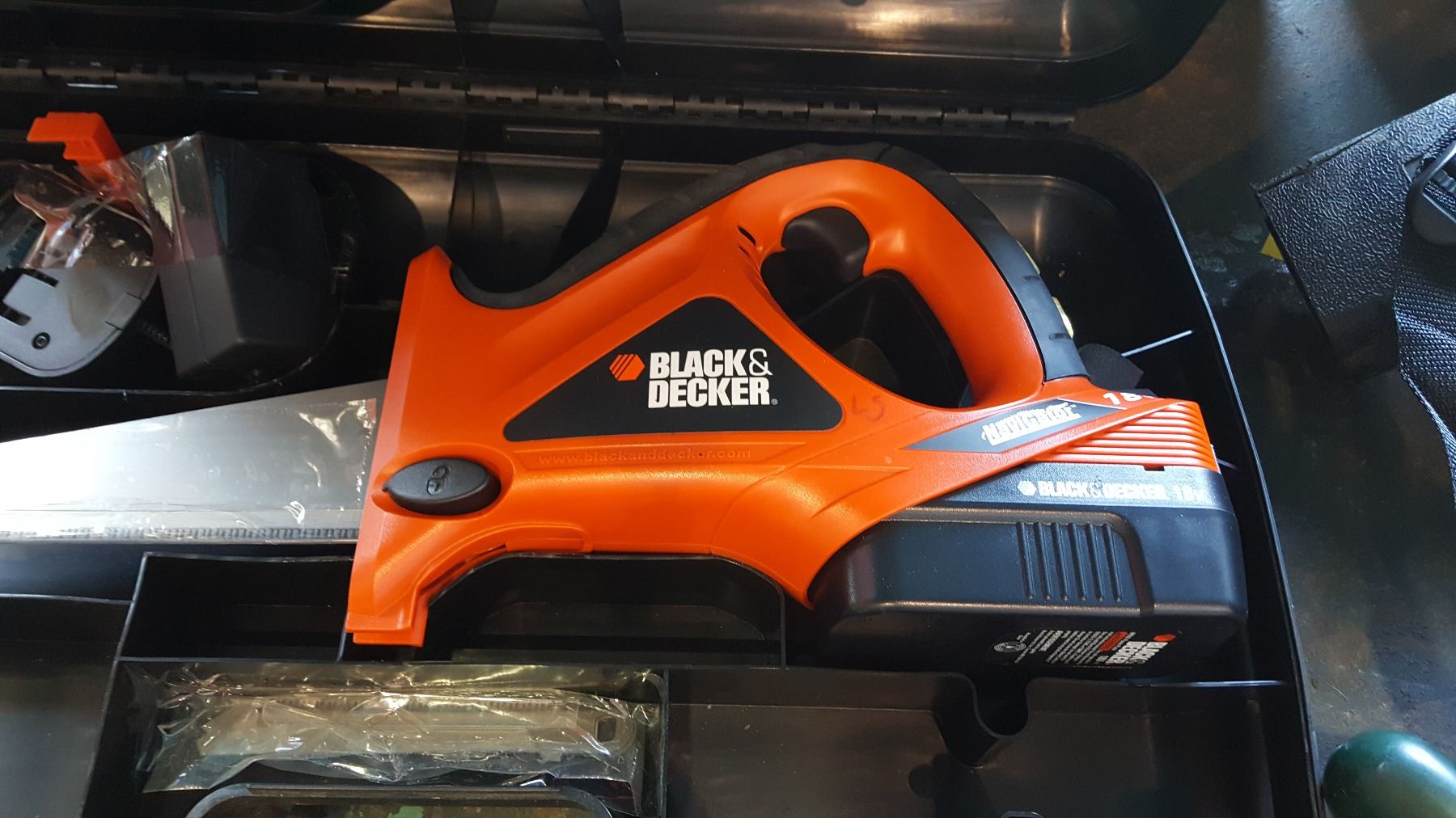 CASED BLACK AND DECKER NAVIGATOR CORDLESS HAND SAW