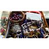 Image 2 : TRAY OF ESTATE BEADED JEWELLRY