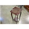 Image 2 : 2-TIER TABLE W/ BRASS TEAPOT AND VASE