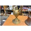 Image 6 : 2-TIER TABLE W/ BRASS TEAPOT AND VASE