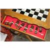 Image 2 : VINTAGE EASTERN CHESS SET