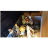 Image 2 : TRAY OF FIGURES AND SMALL PIGS