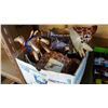 Image 1 : BOX OF GIRAFFE COLLECTABLES