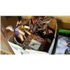 Image 2 : BOX OF GIRAFFE COLLECTABLES