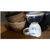 Image 1 : AUTOMATIC PET FEEDER AND BASKETS