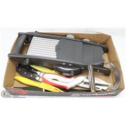 FLAT OF KITCHEN ITEMS INCLUDES CUISINART MANDELIN